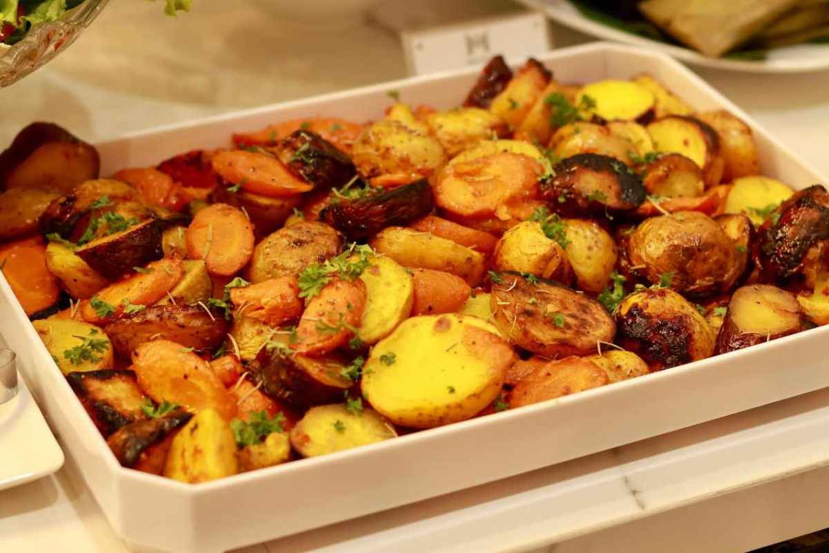 vassoio con patate e zucchine