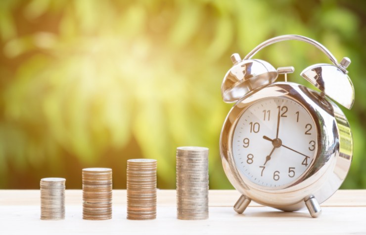 sveglia e pile di monetine