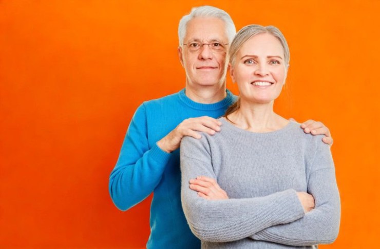 uomo e donna che sorridono