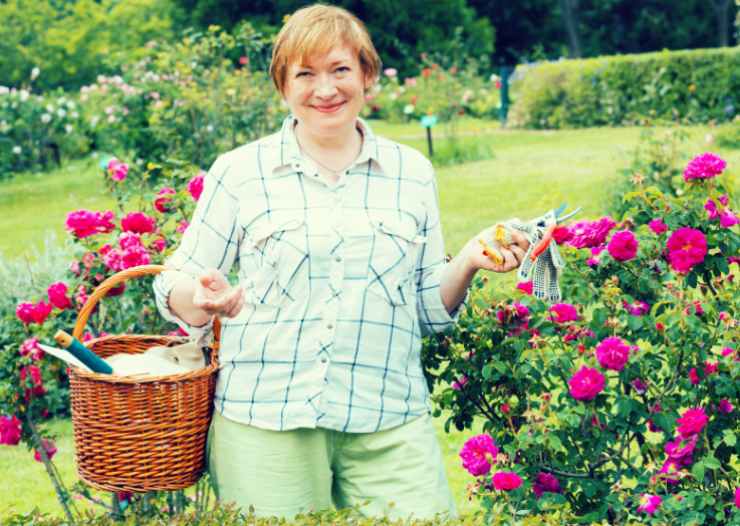 donna che sorride in mezzo ai fiori