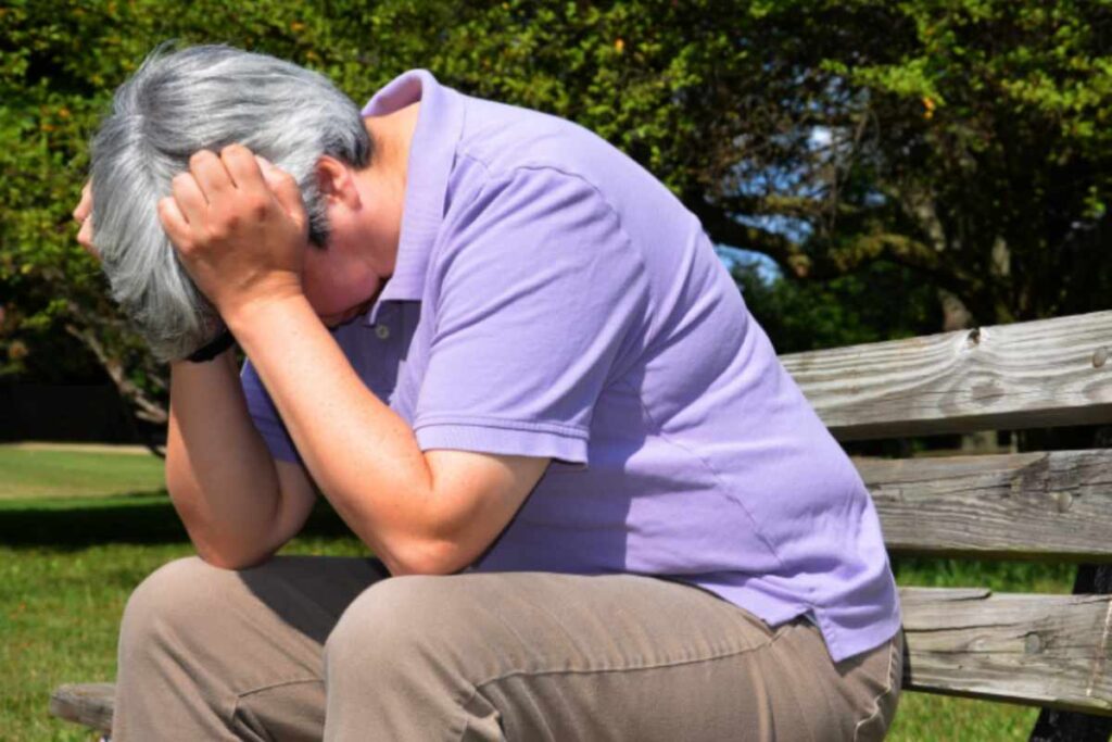 uomo disperato su di una panchina
