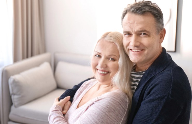 uomo e donna sorridenti abbracciati