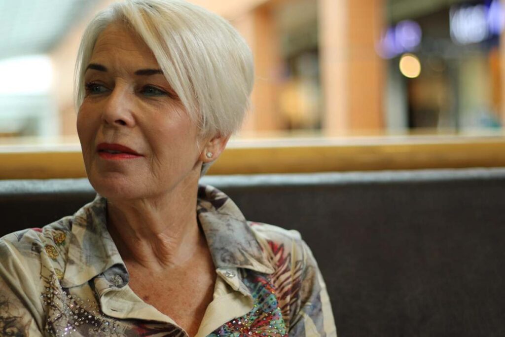 donna anziana che sorride