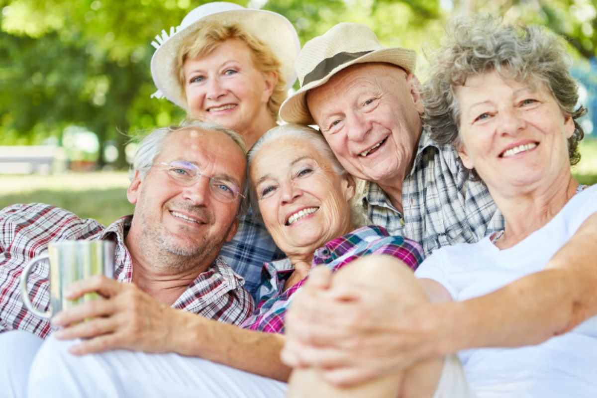 gruppo di anziani felici che sorridono