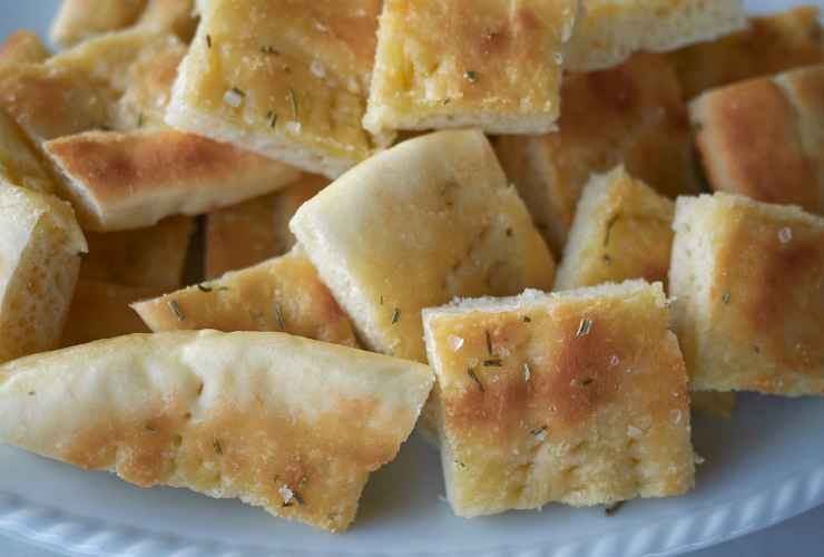pezzi di focaccia tagliata
