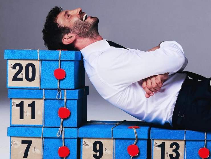 stefano de martino su instagram con i pacchi di affari tuoi