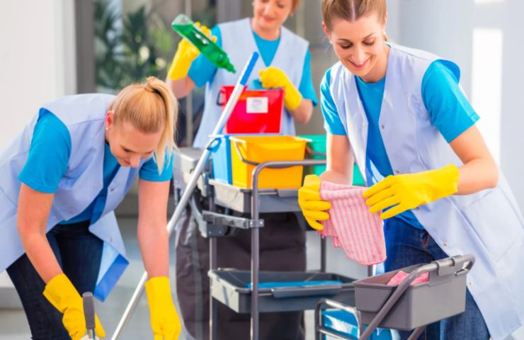 tre addette alle pulizie che sorridono