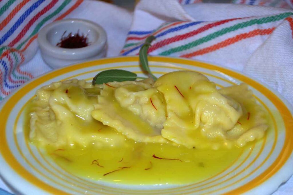 ravioli con crema di zafferano nel piatto