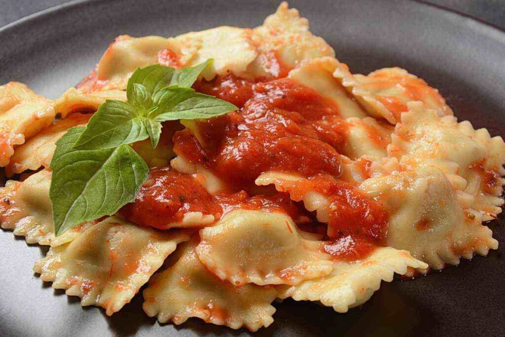 piatto di ravioli con il pomodoro