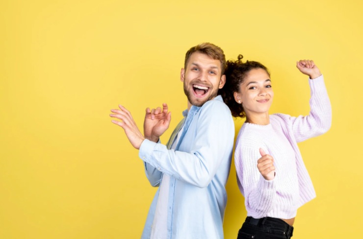 uomo e donna che esultano