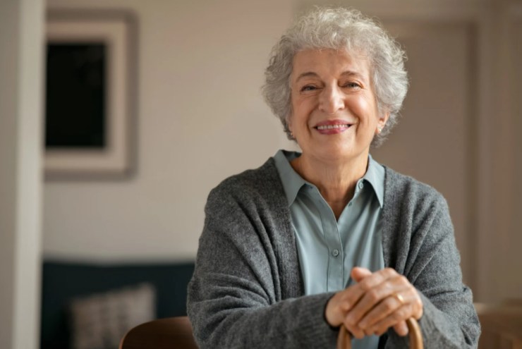 donna anziana che sorride