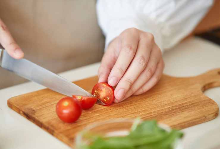 tagliare i pomodorini