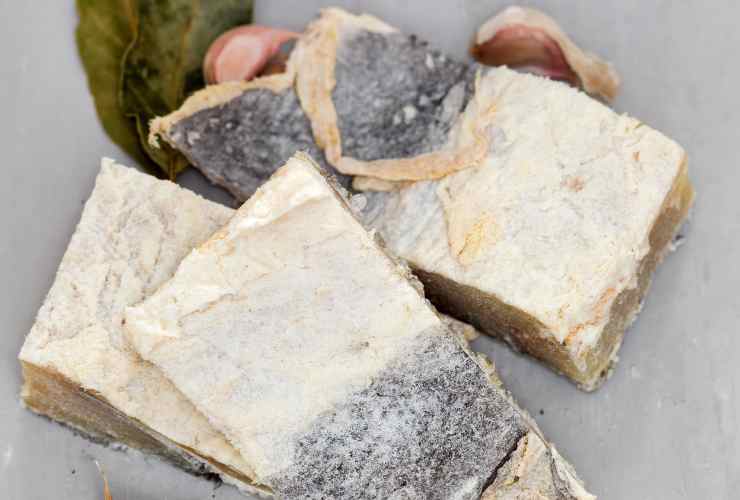 filetti di baccalà sotto sale sul tavolo