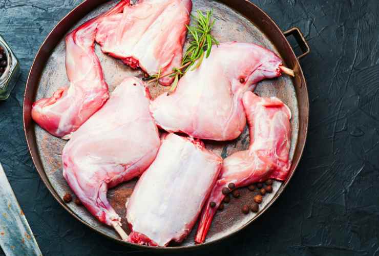 pezzi di coniglio crudo in padella