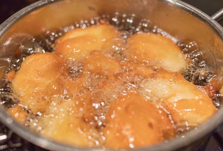 impasto che sta friggendo nell'olio