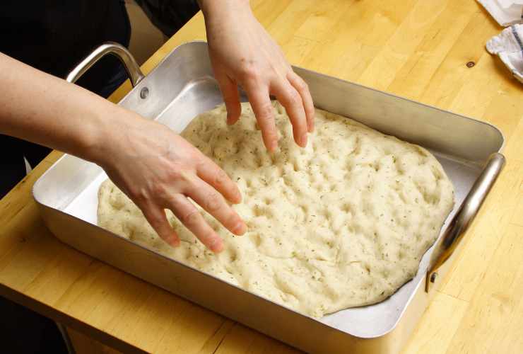 stendere l'impasto della focaccia nel tagliere