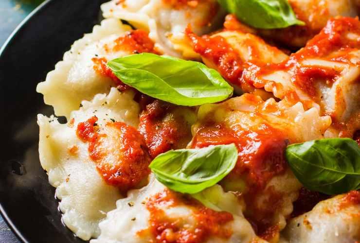 ravioli con pomodoro e basilico