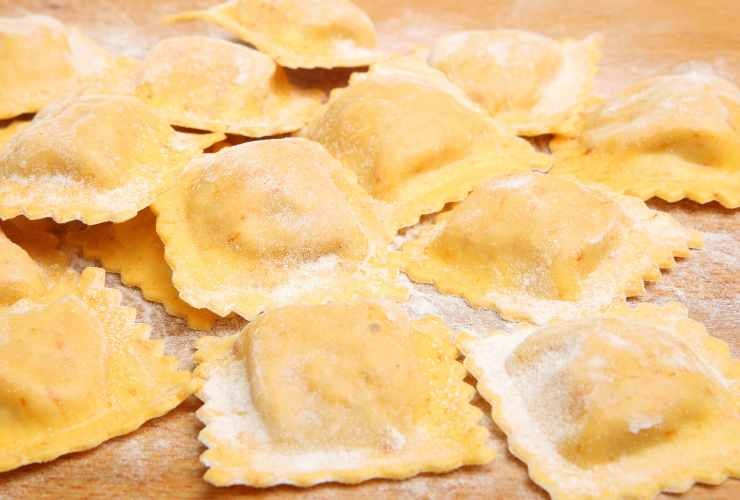 ravioli crudi sul tagliere