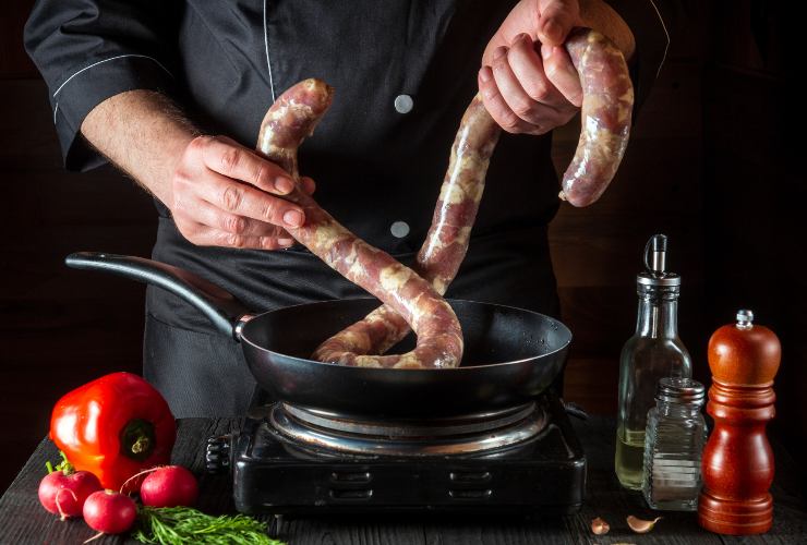 inserire la salsiccia lunga intera nella padella