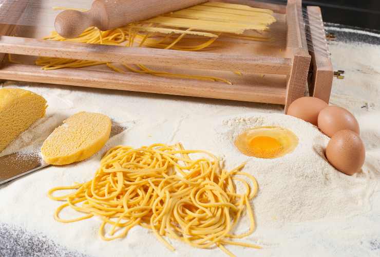 spaghetti alla chitarra, farina, uova e impasto per la pasta