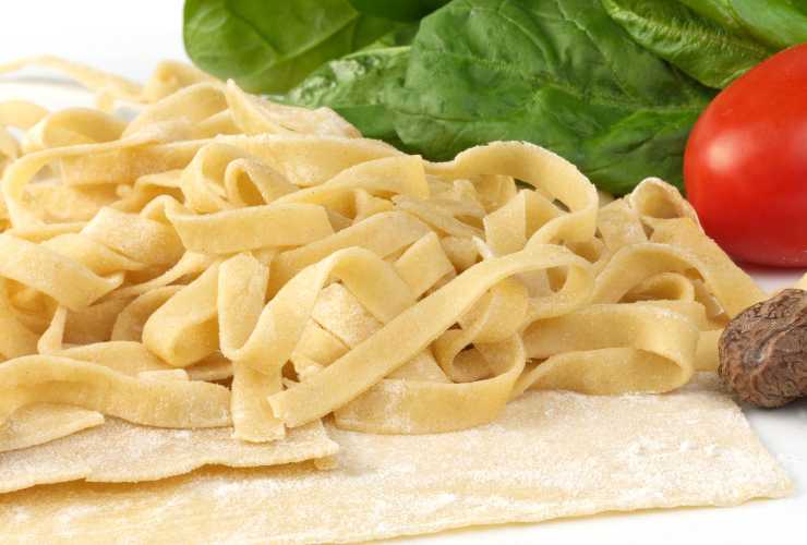 tagliatelle crude con impasto