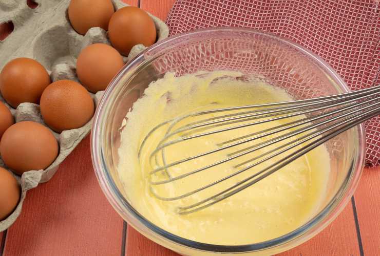 ciotola con impasto e confezione di uova