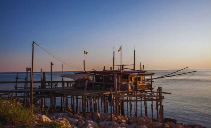 trabocco sul mare al tramonto