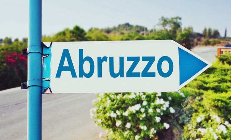 cartello con indicazione abruzzo