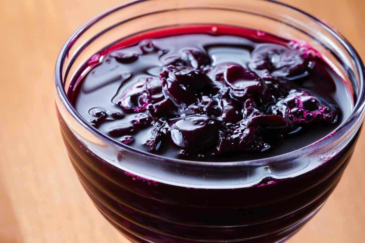 ciotola con marmellata di uva nera