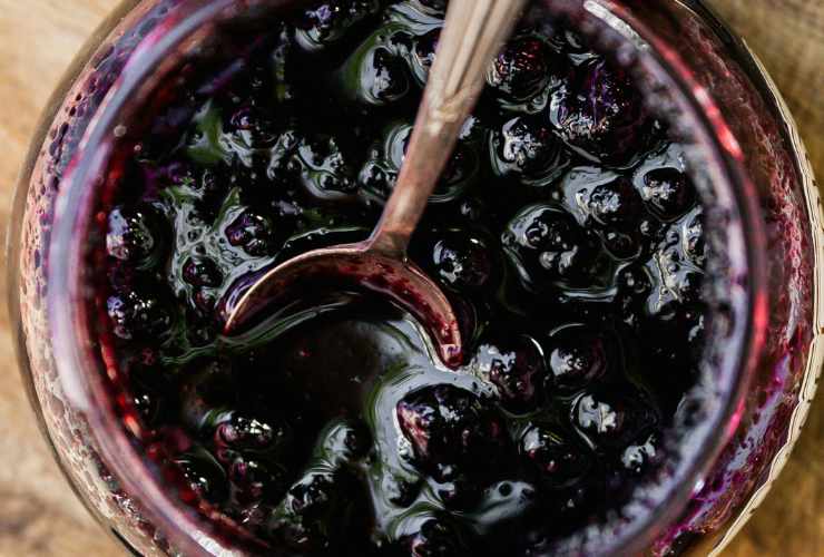 marmellata di uva nera nel barattolo