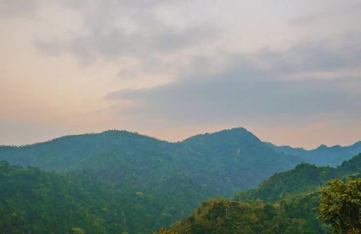 colline verdi con sole alle spalle