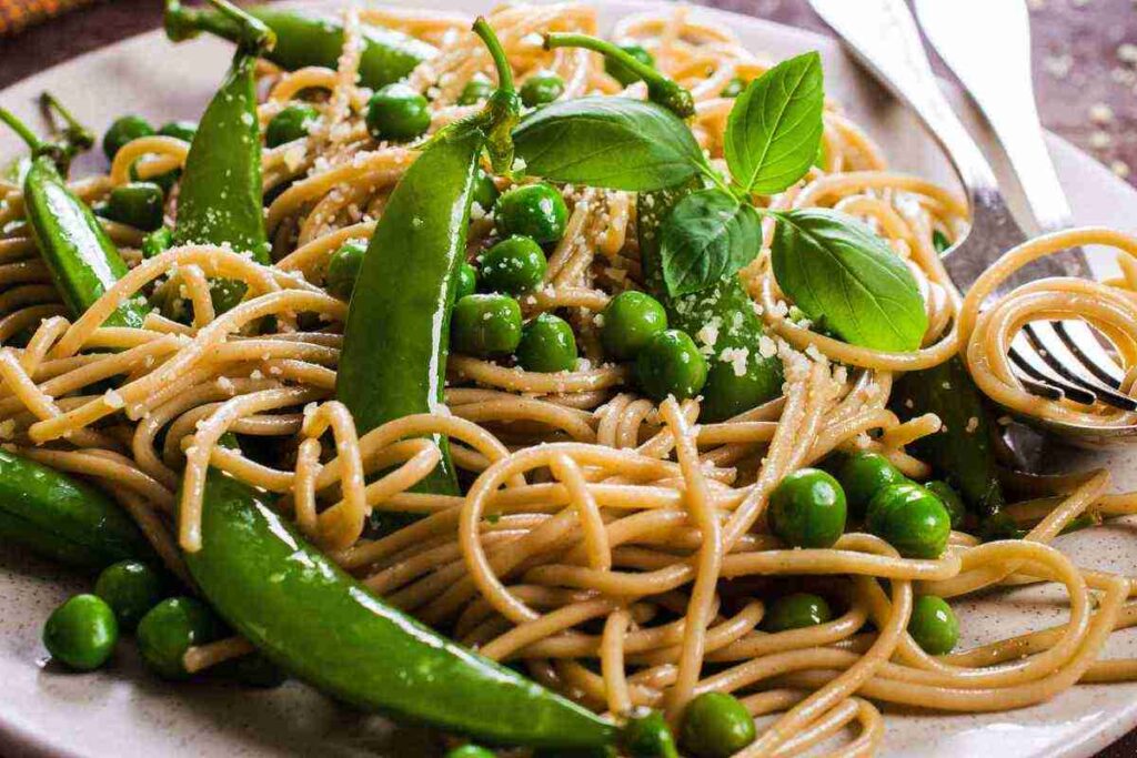 piatto di spaghetti alla chitarra con piselli