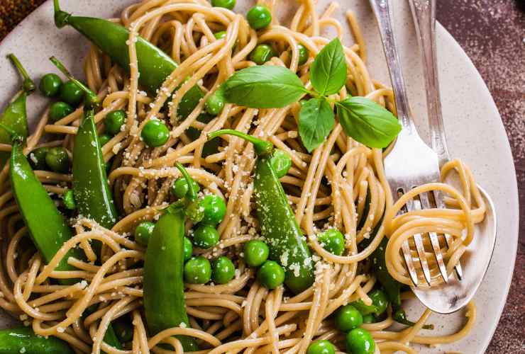piatto di spaghetti alla chitarra con piselli