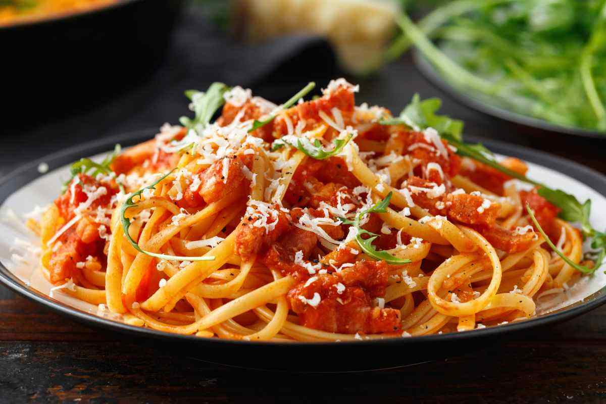 piatto di spaghetti con pomodoro e ventricina