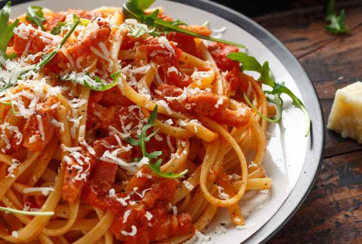 piatto di spaghetti con pomodoro e ventricina