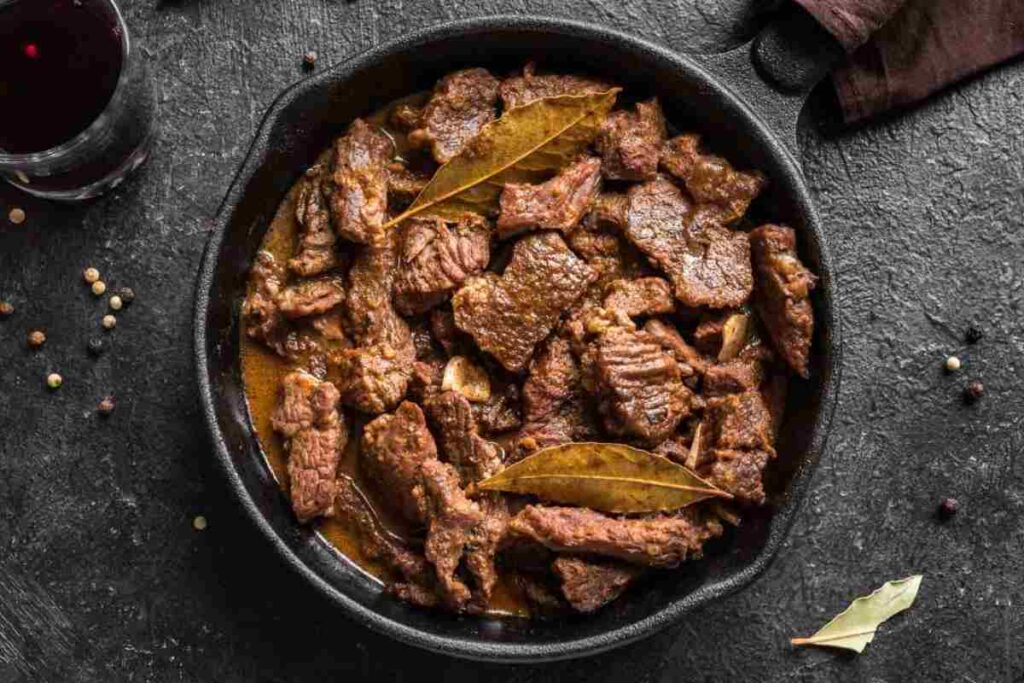 padella con la carne a spezzatino cotta