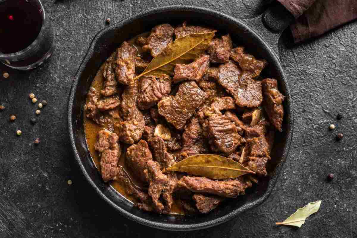 padella con la carne a spezzatino cotta