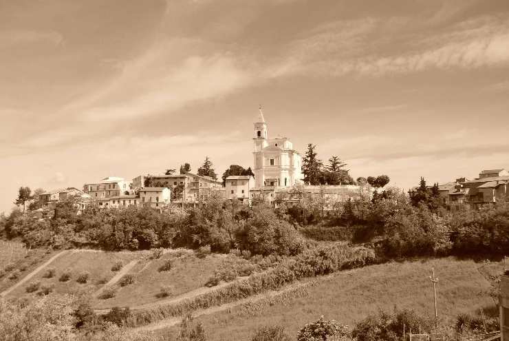 un borgo in lontananza nella natura