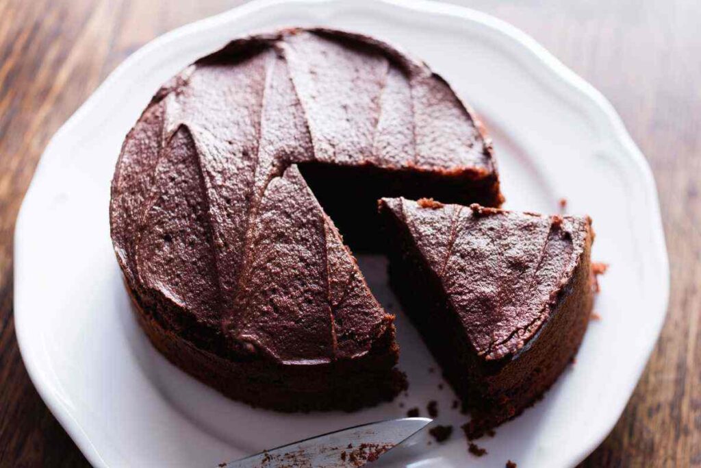 torta al cioccolato in un piatto