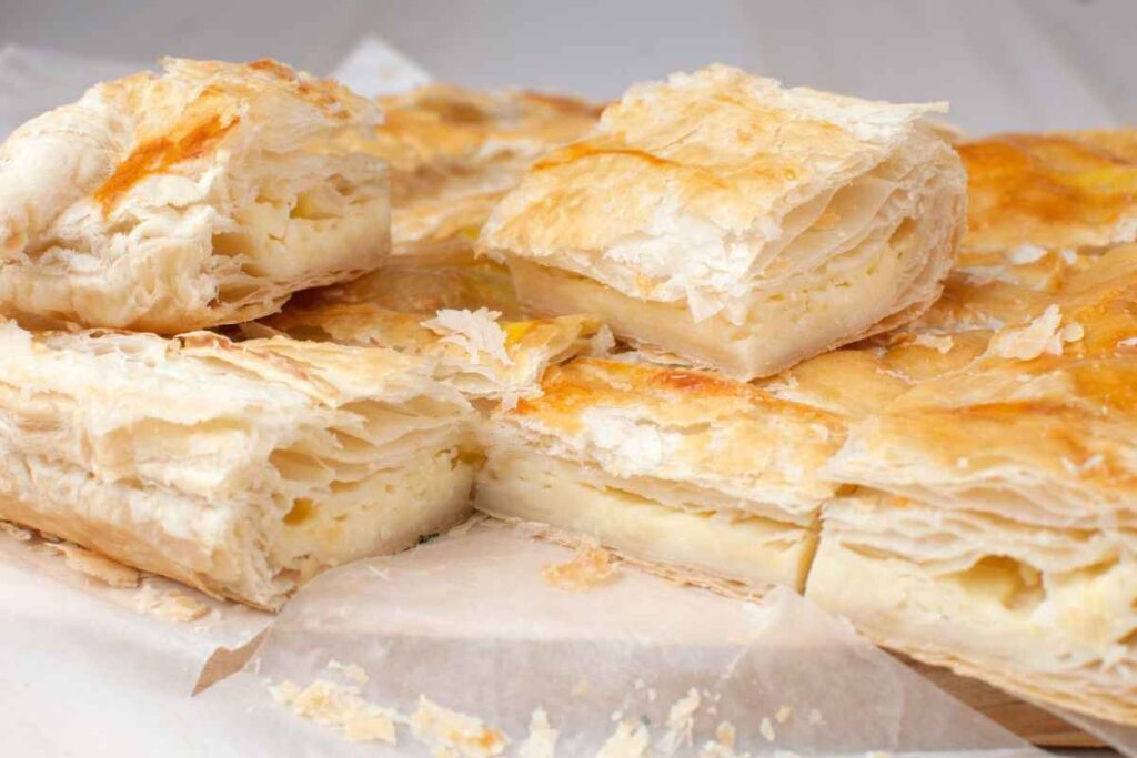 torta salata ai formaggi tagliata