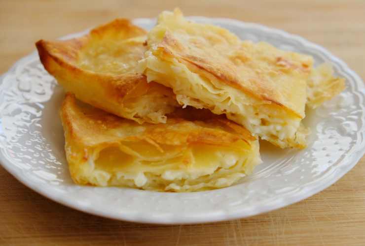 pezzi di torta salata ai formaggi