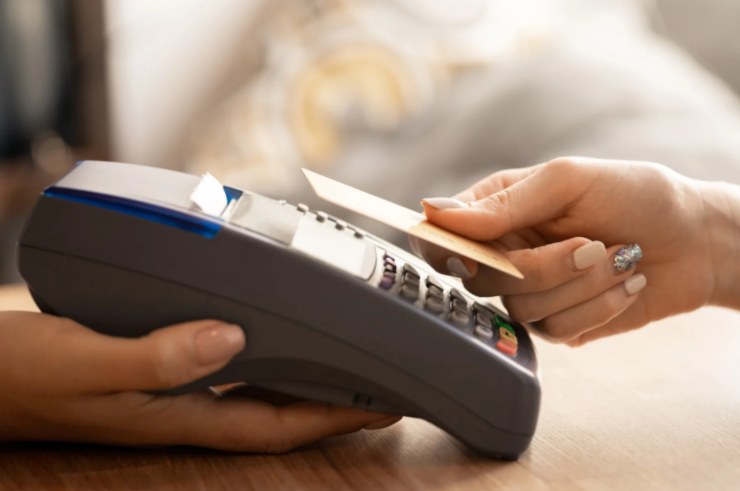 persona che avvicina il bancomat al pos