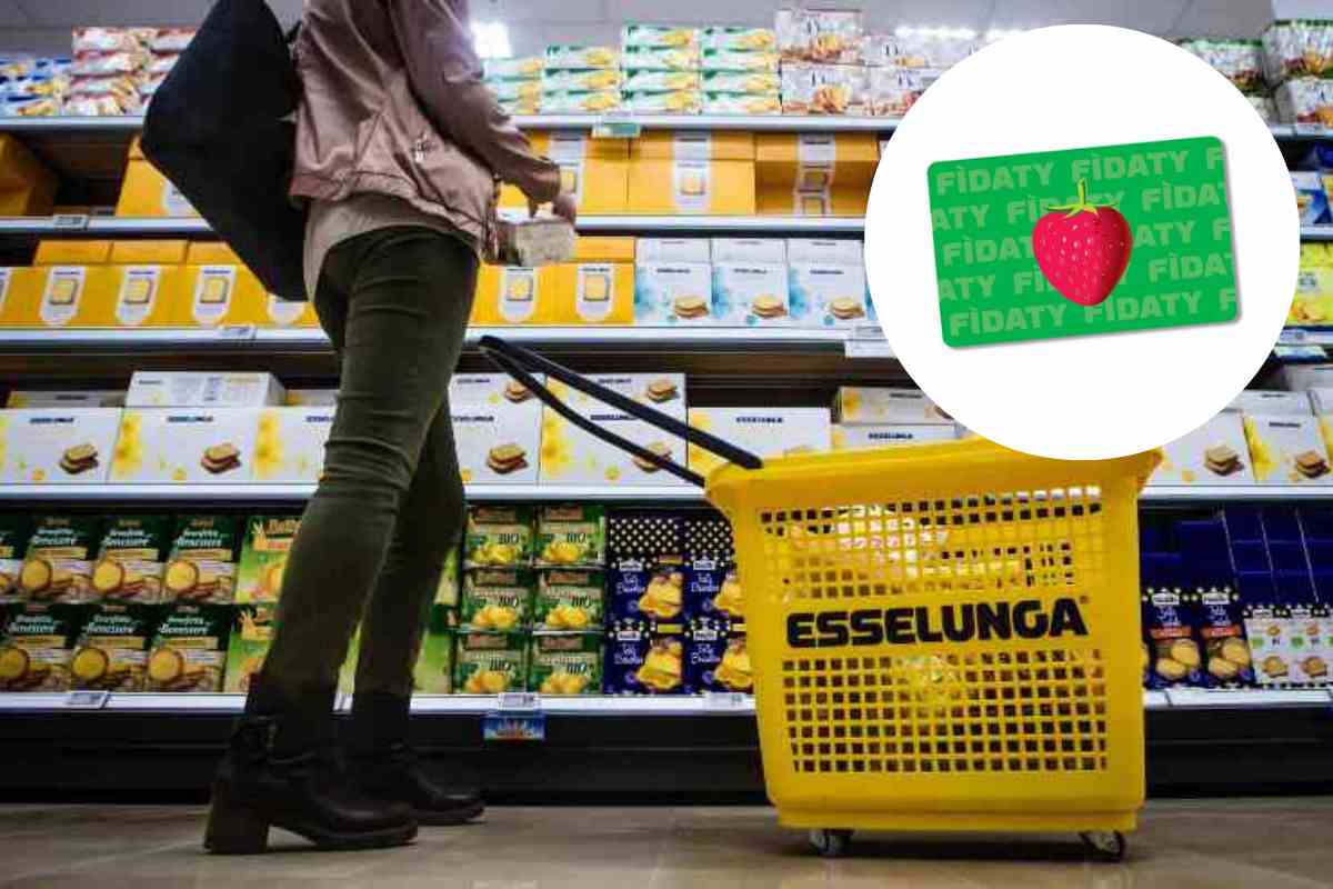 donna che fa la spesa da Esselunga e Fidaty Card