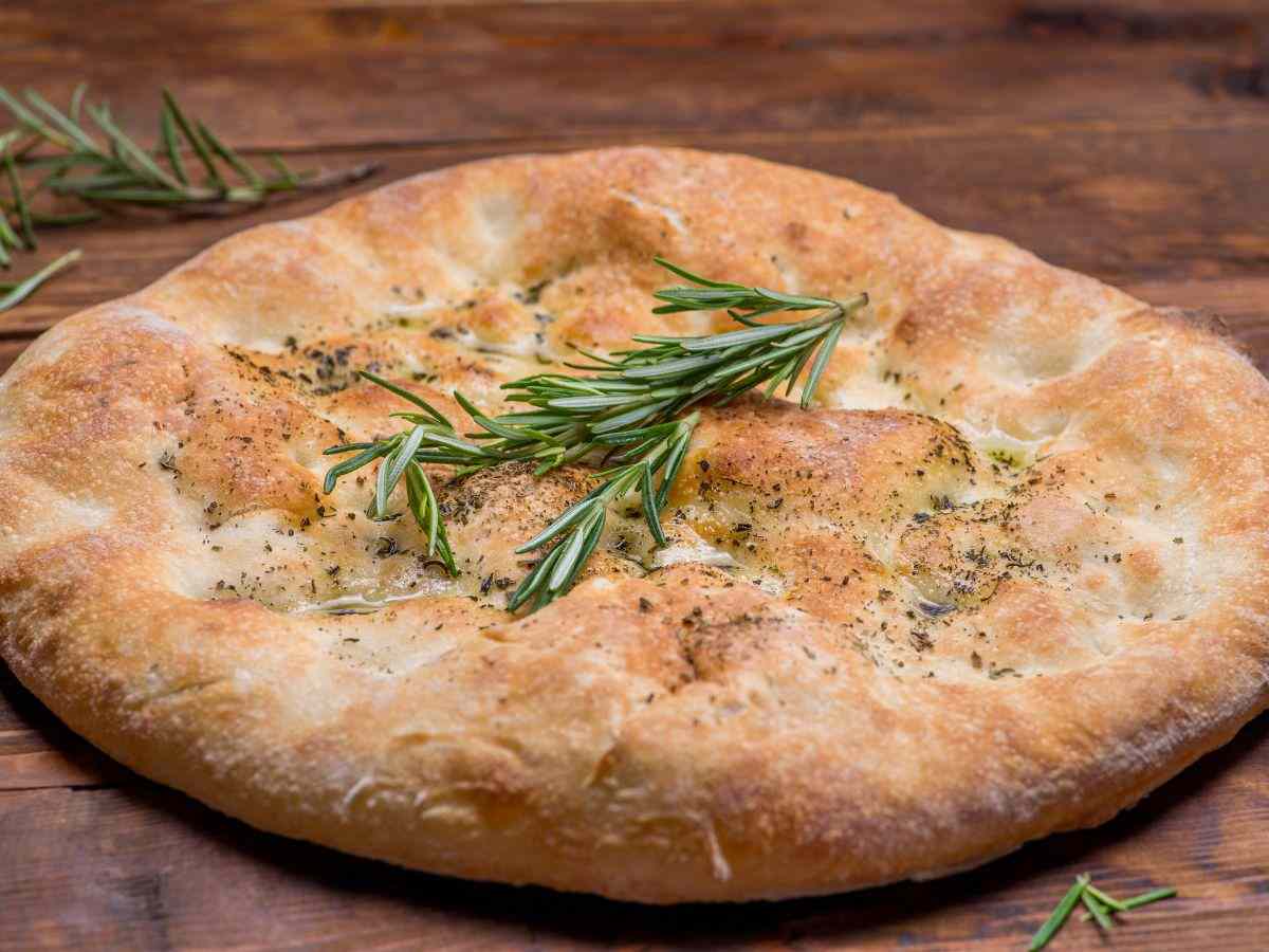 una focaccia con pepe e rosmarino