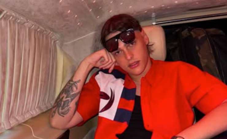 Kid Yugi in auto con gli occhiali