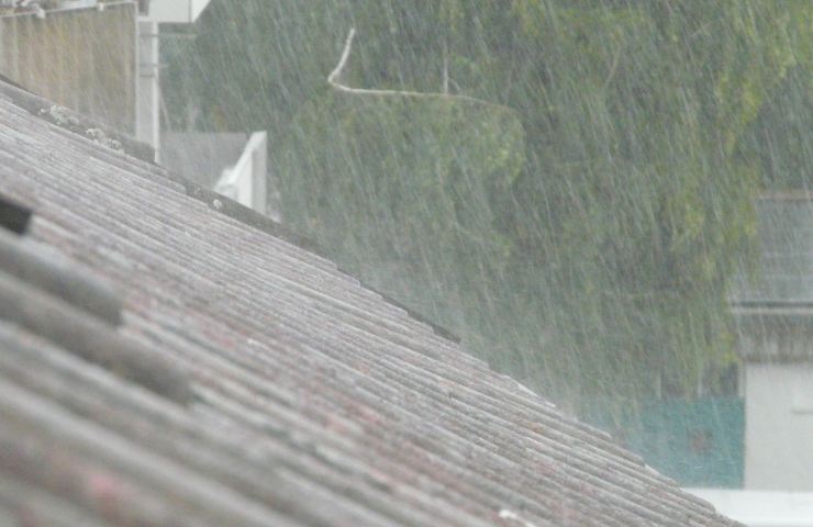 Pioggia battente su un tetto a spiovente