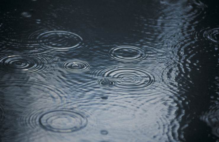 Pioggia cade al suolo