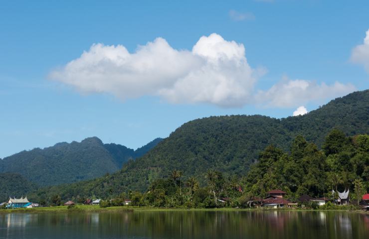 Uno paesaggio al lago con cielo sereno e qualche nuvola