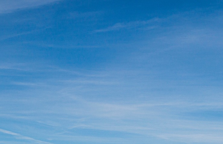 Un cielo sereno con qualche nuvola