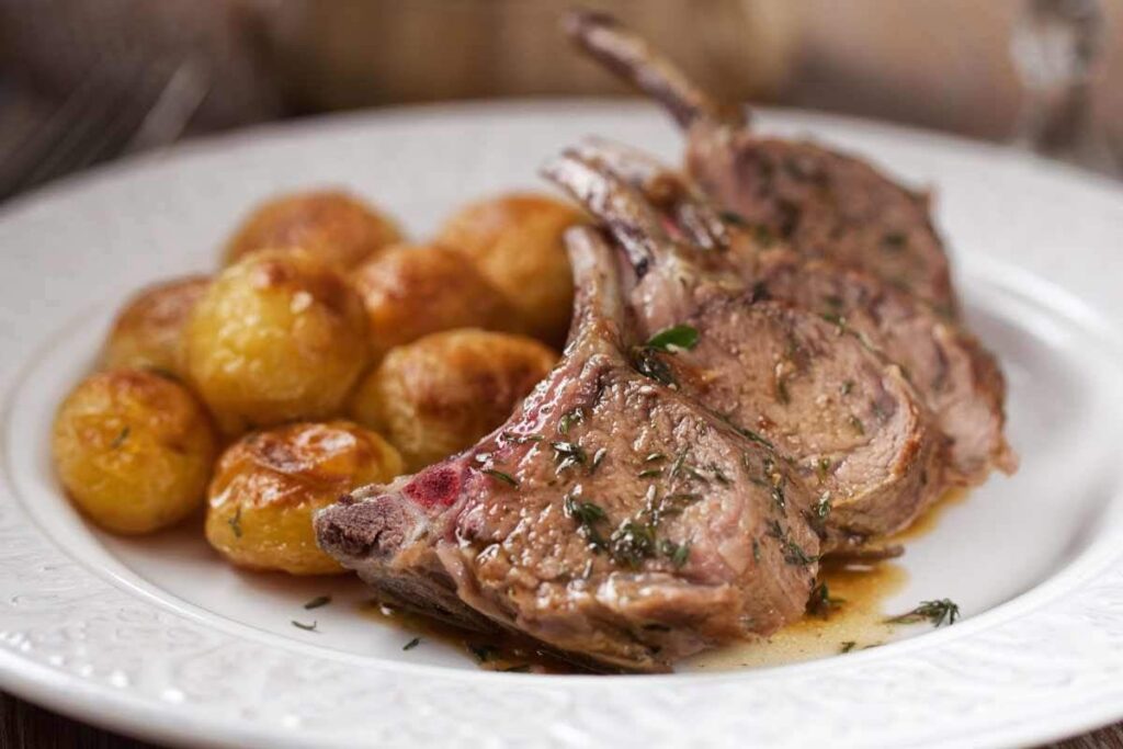 piatto con agnello e patate fumante